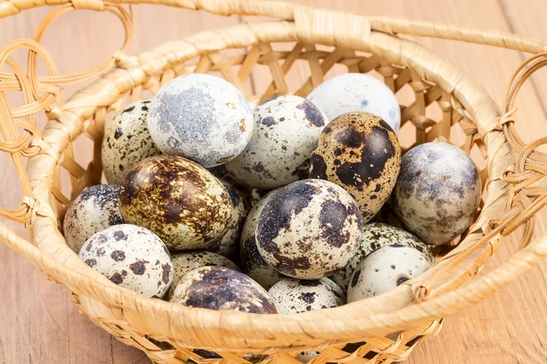 Hasır sepet içinde bıldırcın yumurtası — Stok fotoğraf