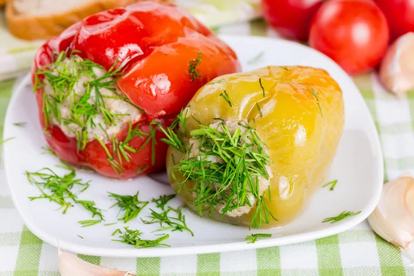 Pimentos vermelhos e verdes recheados — Fotografia de Stock