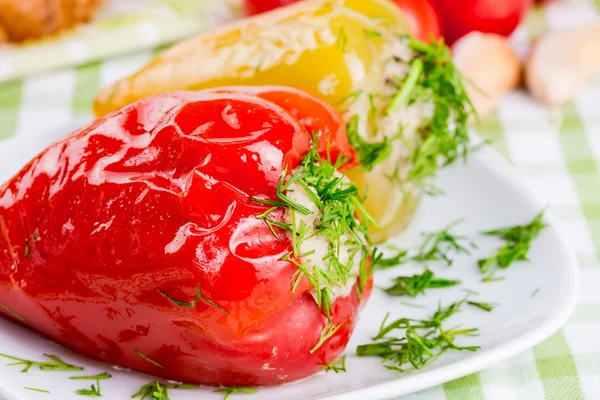 Pimientos rojos y verdes rellenos — Foto de Stock