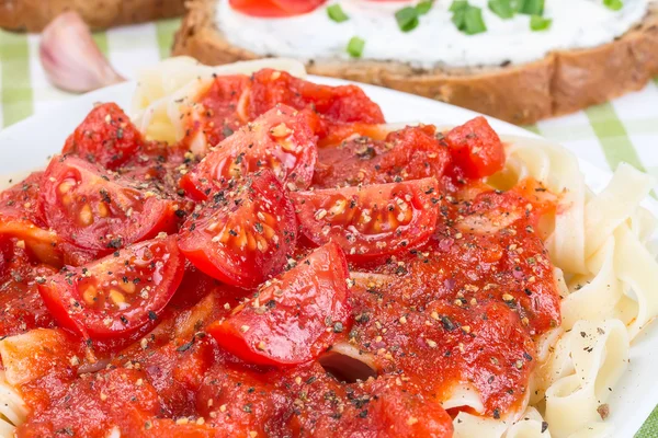 Macarrão de ovo com ketchup — Fotografia de Stock