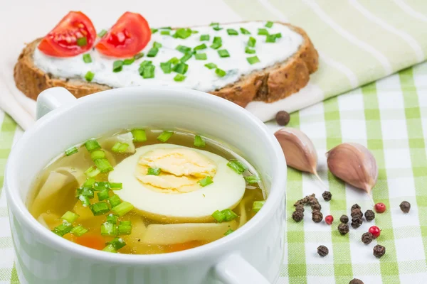 Горячий суп с вареным яйцом — стоковое фото