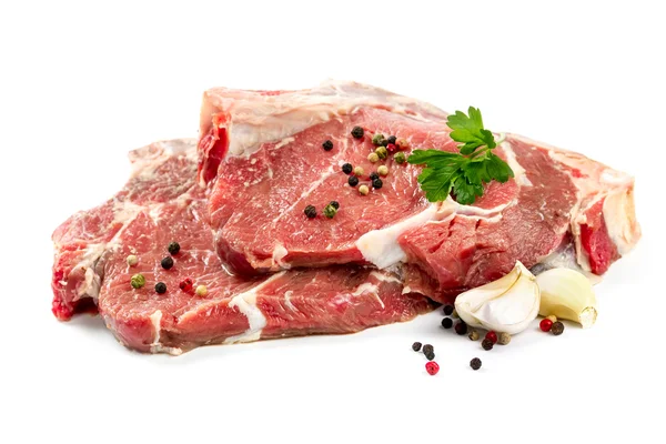 Rohes Rindersteak isoliert auf weißem — Stockfoto