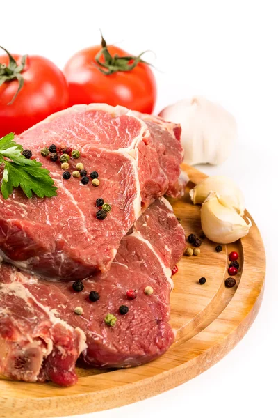 Raw beef steak with garlic — Stock Photo, Image