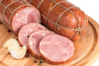 Tütsülenmiş sosis biber ve sarımsak ile