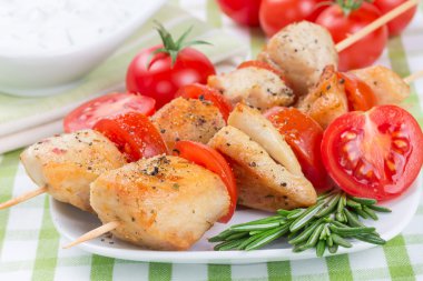 üzerinde şiş ızgara tavuk parçaları