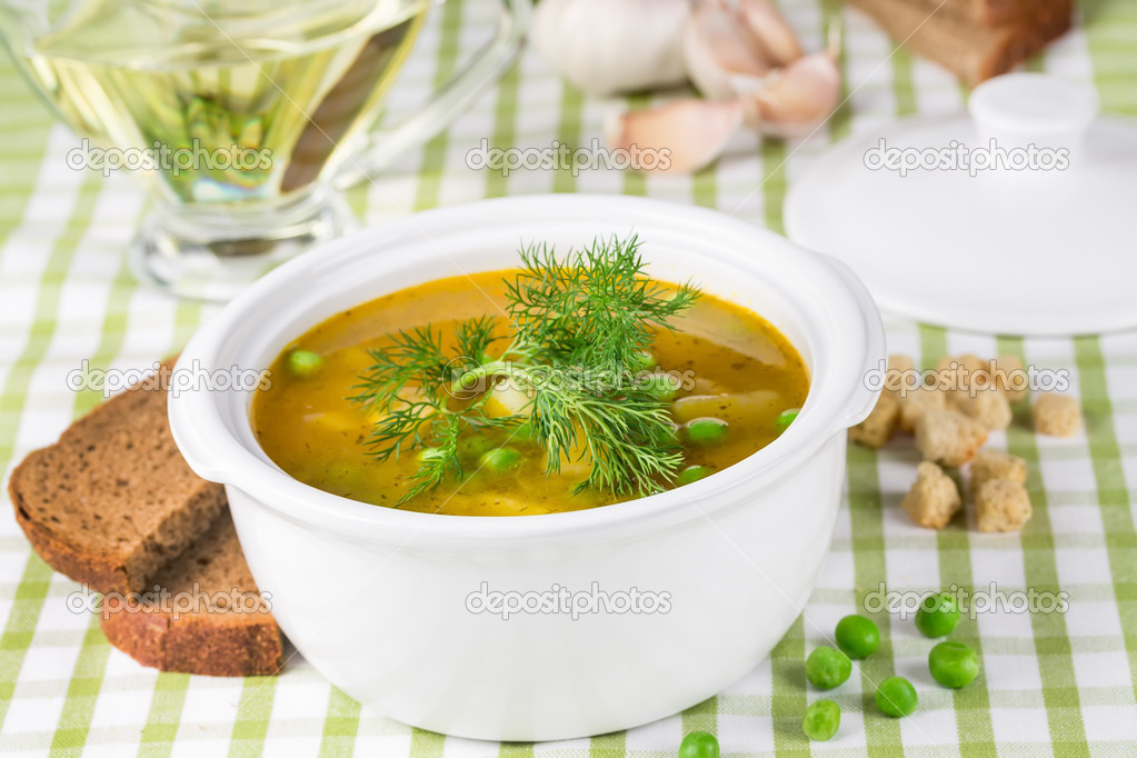 Pea soup in a tureen