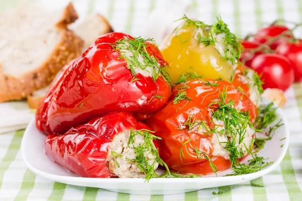 Pimentos vermelhos e verdes recheados — Fotografia de Stock