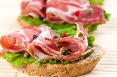 kanepeler ile jambon