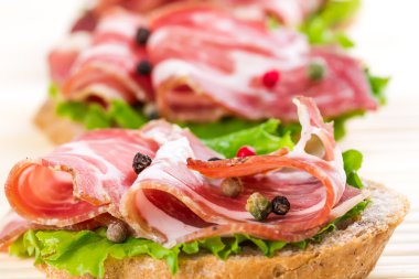 kanepeler ile jambon