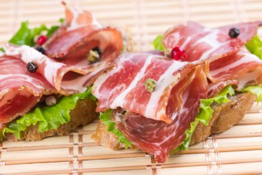 kanepeler ile jambon