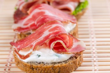 kanepeler ile jambon