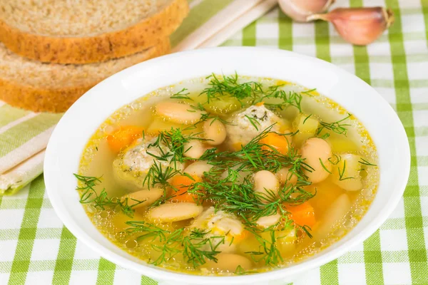 Фасолевый суп с овощами и укропом — стоковое фото