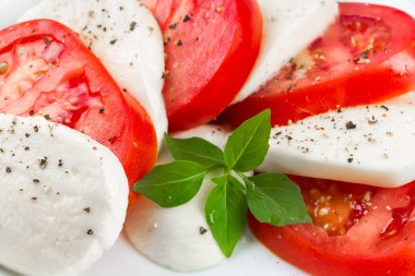 Mozzarella peyniri, domates ve fesleğen yaprakları