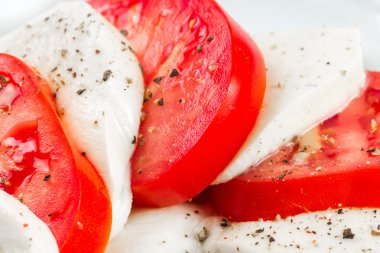 Mozzarella peyniri, domates ve biber