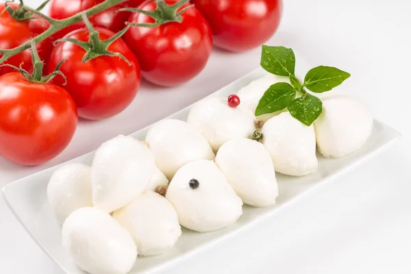 Mozzarella, tomatoes and basil leaves — Stock Photo, Image