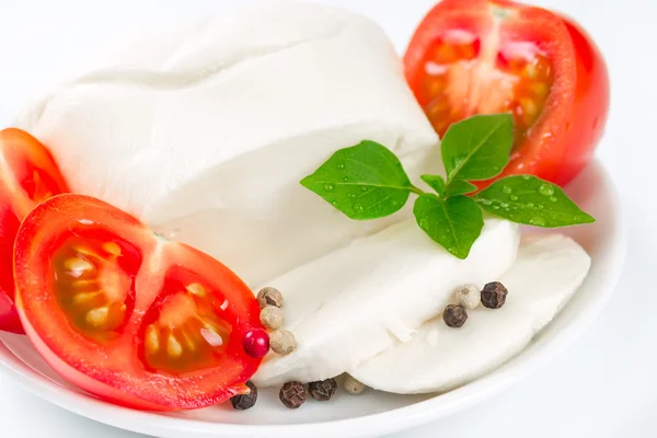 Mozzarella, tomatoes and basil leaves — Stock Photo, Image