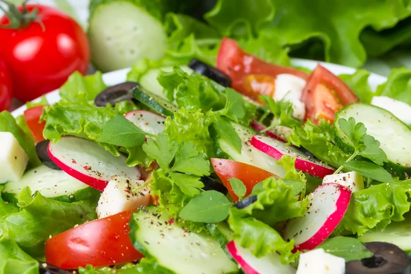 Salát s rajčaty, okurkami a olivami — Stock fotografie