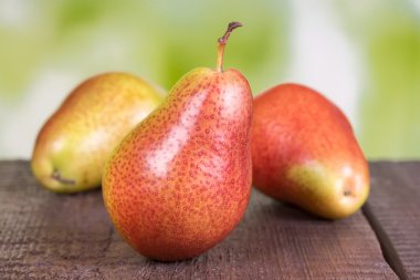 eski ahşap tahta üzerinde olgun armut