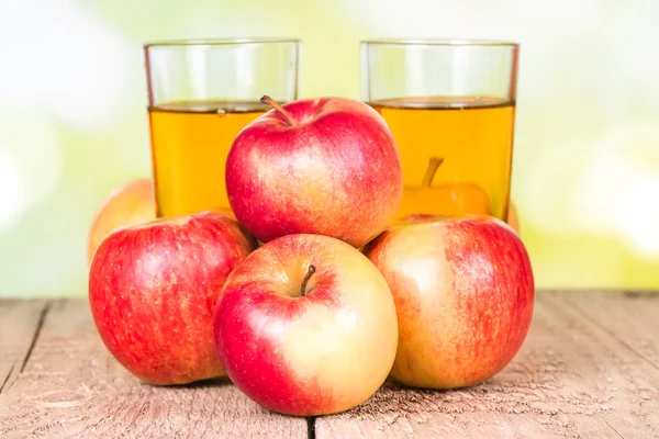 Zwei Gläser Apfelsaft — Stockfoto