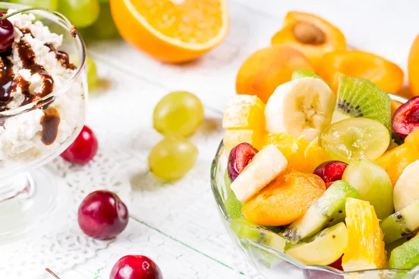 Sobremesa de frutas frescas maduras — Fotografia de Stock