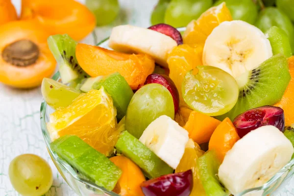 Salada de frutas e bagas — Fotografia de Stock