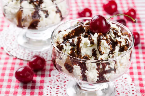 Postre de cabaña con cereza — Foto de Stock