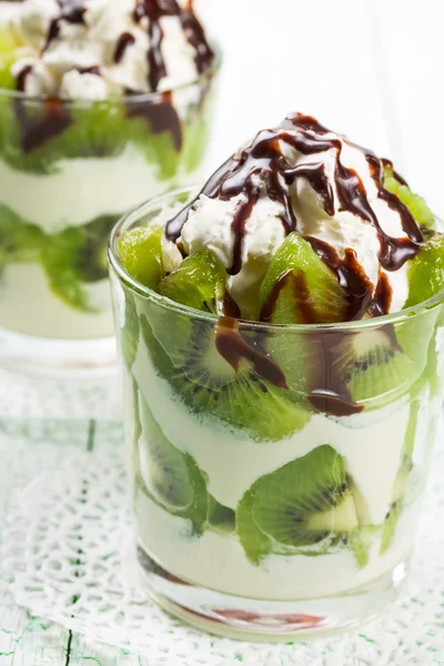 Creamy dessert with kiwi — Stock Photo, Image