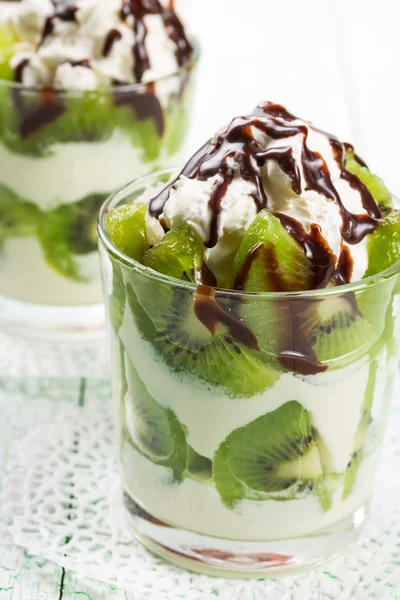 Postre cremoso con kiwi — Foto de Stock