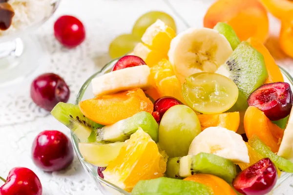 Sobremesa de frutas com bagas frescas — Fotografia de Stock