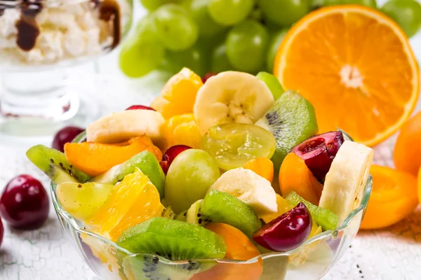 Salada de frutas e bagas — Fotografia de Stock