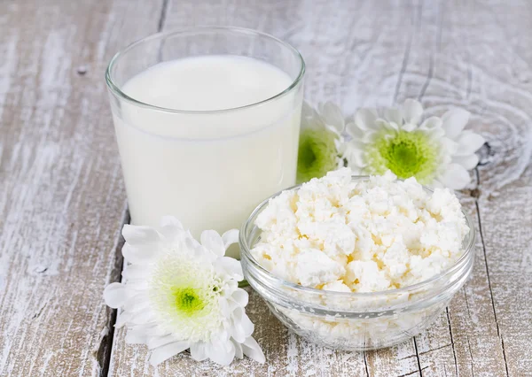 Bir bardak süt ve peynir — Stok fotoğraf