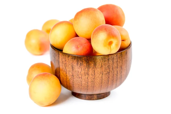 Ripe apricots in a wooden bowl — Stock Photo, Image