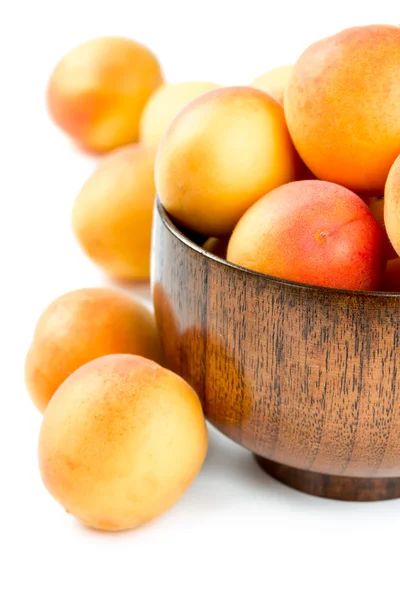 Ripe apricots in a wooden bowl — Stock Photo, Image