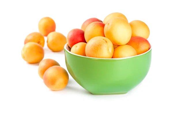 Ripe apricots in a ceramic bowl — Stock Photo, Image