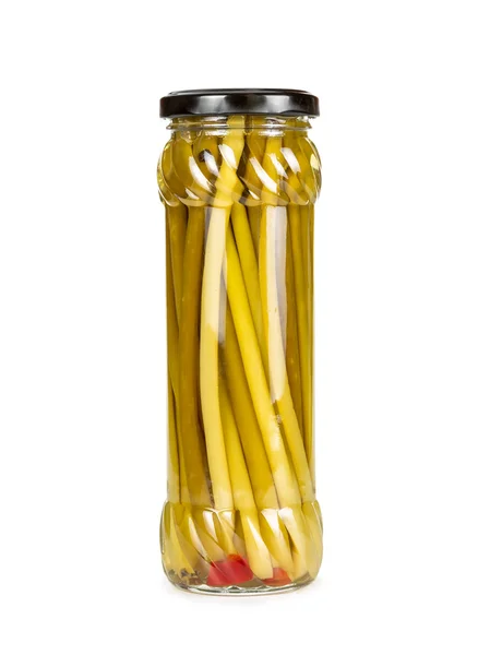 Puerro salvaje marinado en un frasco de vidrio aislado sobre fondo blanco — Foto de Stock