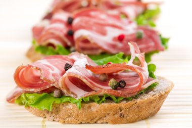 kanepeler ile jambon