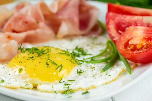 Fried eggs with ham — Stock Photo, Image