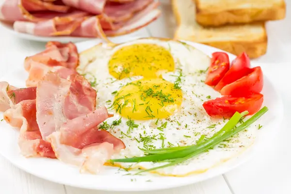 Fried eggs with ham — Stock Photo, Image