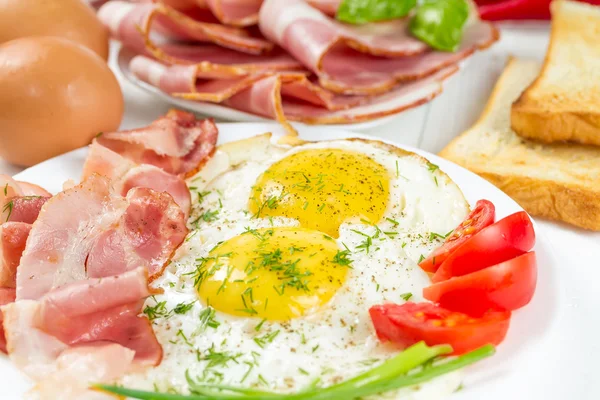 Fried eggs with ham — Stock Photo, Image