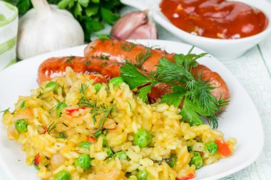 ızgara sosis ile pirinç