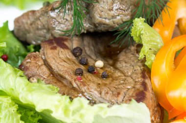 marul yaprakları üzerinde ızgara biftek