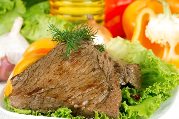 Roast beef on lettuce leaves with vegetables — Stock Photo, Image