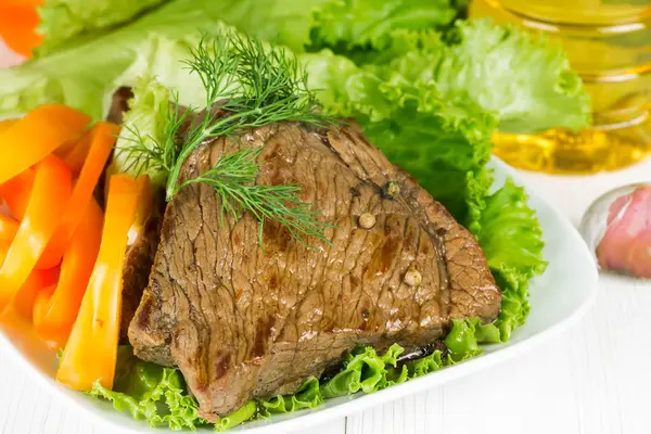 marul yaprakları üzerinde ızgara biftek