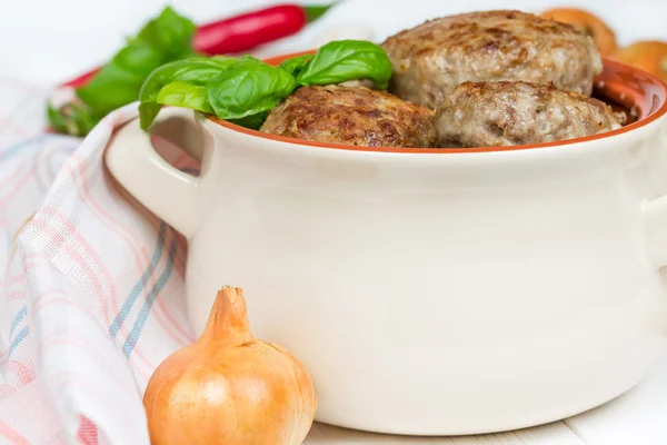 Fried cutlets with onions and peppers — Stock Photo, Image