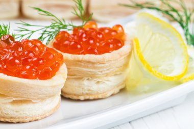 Kırmızı havyarlı tart