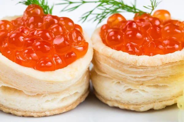 Duas tartes com caviar vermelho — Fotografia de Stock