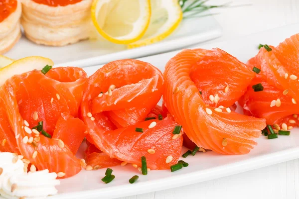 Sliced salmon with sesame — Stock Photo, Image