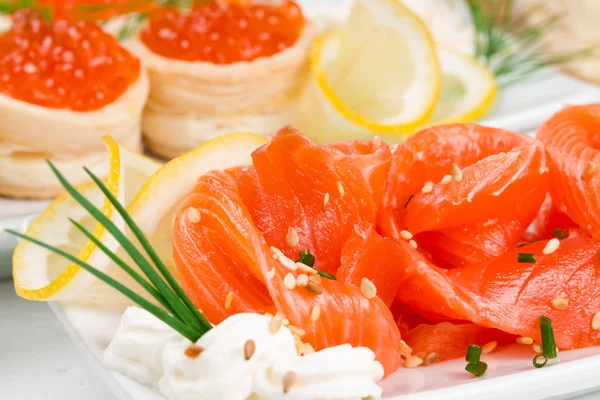 Sliced salmon and tartlets with caviar — Stock Photo, Image