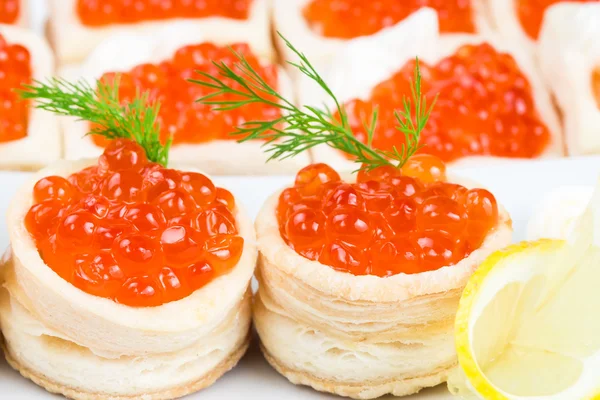 Tartlets com caviar vermelho e limão — Fotografia de Stock