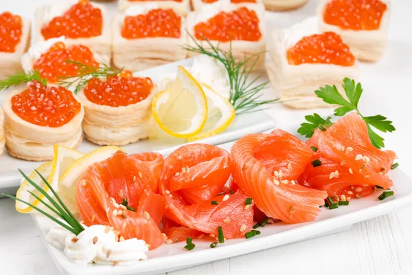 Tartlets with caviar and salmon — Stock Photo, Image